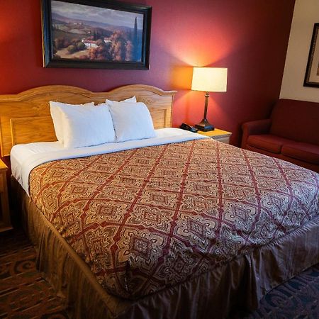 Savanna Inn & Suites Bagian luar foto