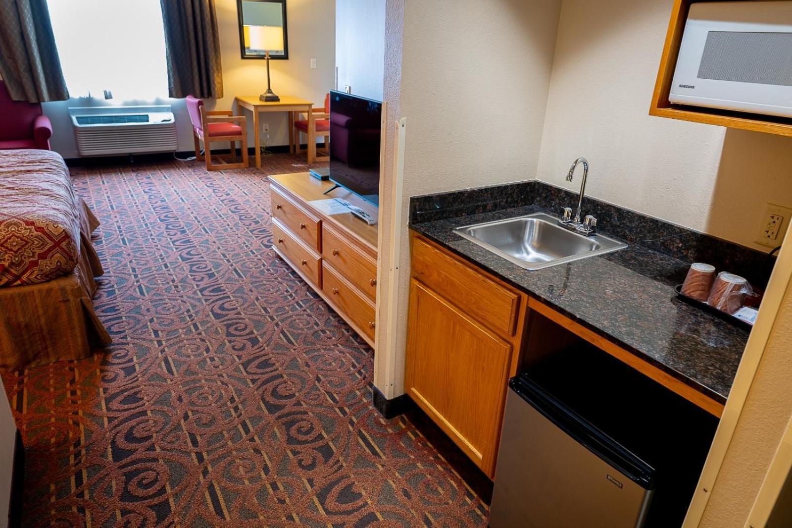 Savanna Inn & Suites Bagian luar foto