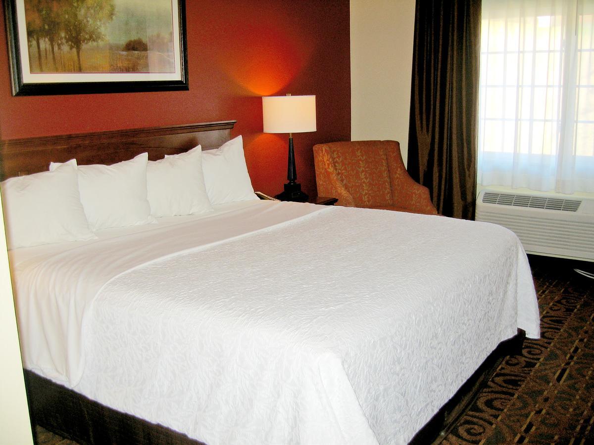 Savanna Inn & Suites Bagian luar foto