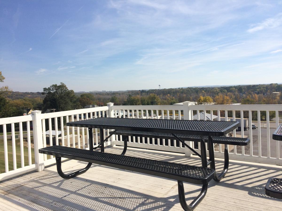 Savanna Inn & Suites Bagian luar foto