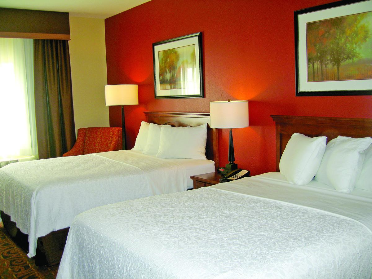 Savanna Inn & Suites Bagian luar foto